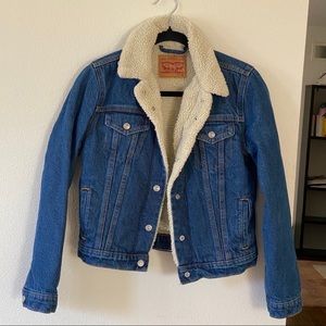 Levi’s denim trucker jacket with fur-shepra trim
